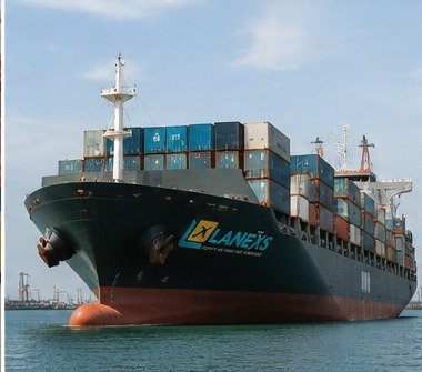 Layanan pengiriman melalui jalur laut untuk mendukung distribusi barang skala besar ke seluruh Indonesia.