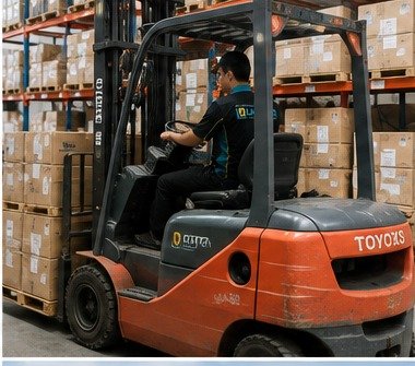 Pengelolaan barang di gudang menggunakan forklift untuk meningkatkan efisiensi dan keamanan operasional.